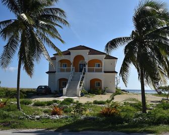 SKY Luxurious Tranquility on a Private Beach In A Protected Marine Environment - East End - Gebouw