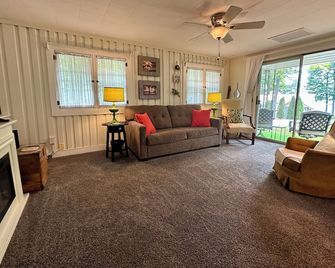 Long Lake Getaway-Hot Tub-Pet Friendly-Near Alpena - Alpena - Wohnzimmer