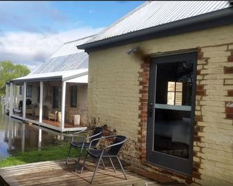 Deluxe Cottage Rental with a Waterfront Patio for a Vacation in Bothwell, Tasmania - Bothwell