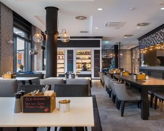 هوليداي إنن ا ت اإن ي ، سكواير مانهايم باي آيتش جي - مانهيم - مطعم