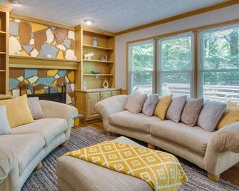 Peaceful Georgia Getaway Near Arabia Mountain! - Conyers - Living room