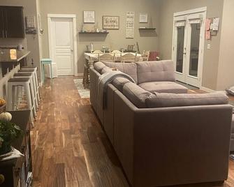 4 bed 2 bath Sleeps 6 adults 2 children. additional need approved see pricing - Prosser