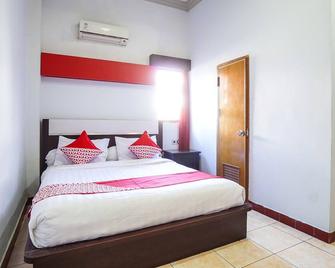 RedDoorz @ Jembatan Megawati - Manado - Habitación