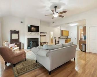 Charming 3-bedroom house with WiFi and AC in delightful McDonough - McDonough - Living room