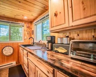 Cute Cabin on Bald Eagle Creek - Mill Hall - Kitchen