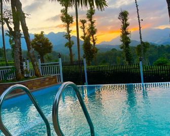 Hayashi Resort - Meppādi - Pool