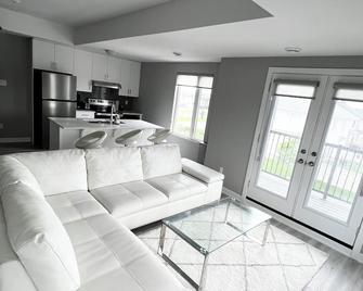 Ocd Clean Townhouse - 2 Bedroom (King Bed) + Balcony - Ottawa