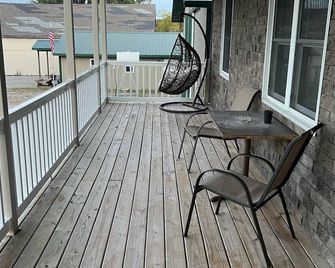 Rathbun Lake, 1.5 miles from the Lake, 2-bdrm, 2 bath sleeps 7 in Rathbun, Iowa - Centerville - Balcony