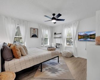 {Hidden Gem} Beach Home Blocks from Ocean +6 Bikes - Jacksonville Beach - Bedroom