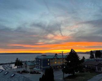 Newly Renovated. Just steps from the ferry to Vancouver Island. - Powell River