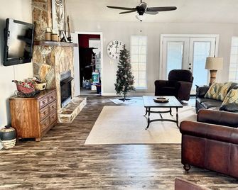 Lovely Lake Home Close to Callaway Gardens & Auburn - Lanett - Living room