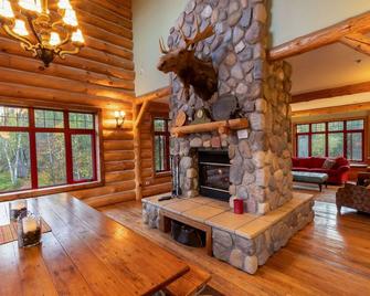 Tettegouche Lodge 8BR-6.5Bath & 32 acres of outdoors relaxation ON Baptism River - Silver Bay - Living room