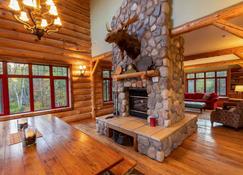 Tettegouche Lodge 8BR-6.5Bath & 32 acres of outdoors relaxation ON Baptism River - Silver Bay - Living room