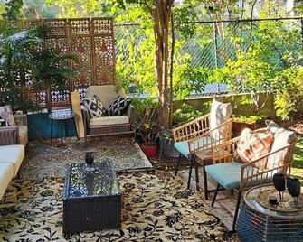 Experience Luxury by the Water:Private Garden & Unforgettable Views! - بروكلين - شرفة مرصوفة