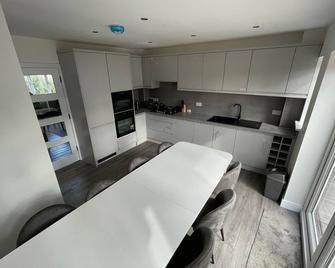 Brand New High Spec House with parking Wi-Fi (B) by HAFH - Newcastle-under-Lyme - Kitchen
