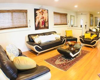 2bd Unit In Best And Safe Neighborhood Near Downtown - Tukwila - Living room