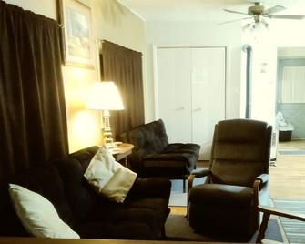 Wisconsin Dells Waterfront Cabin - Baraboo - Living room