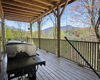 Above It All- Cabin, Hot Tub, Pet Friendly, Pool Table, Mtn View, Gas Fireplace - Seven Devils - Balcony
