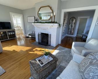 Simply Charming Cottage - Quincy - Living room