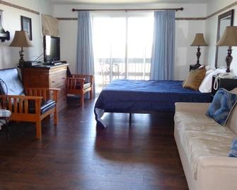 Jonathan's Ocean Front Studio Suites Hampton Beach! - Hampton Beach - Bedroom