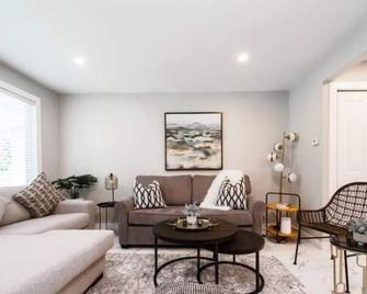 Park Life Retreat - King Bed - Pet Friendly - Sleeps 6 - Edmonton - Living room