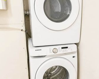 Your Peaceful Cocoon at the Gates of Downtown - Riverview - Laundry facility