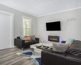 Bright Side Bungalow - Muskegon - Living room