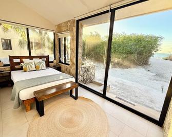 Private 2-Bedroom Beachfront Villa in Celestún - Your Secluded Escape - Celestún - Habitación