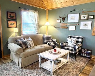 New Listing! Cozy Cabin Riverside Retreat in historic downtown Hardy, AR - Hardy - Living room