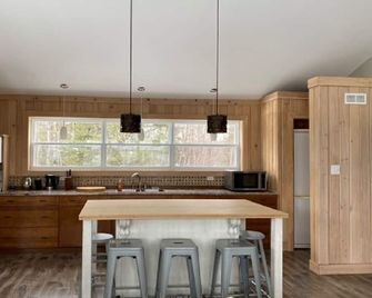 The Crow's Nest | Riverfront Loft for Two with Beautiful Water Views - Rexton - Kitchen