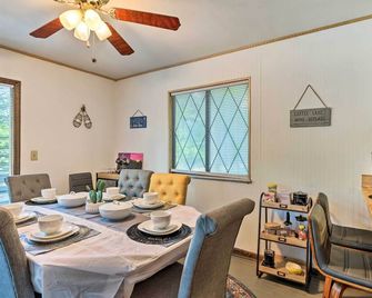 Walk to Lake Game Room Getaway in Pocono Summit! - Pocono Summit - Dining room