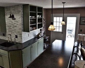 Great Location In Downtwn Douglas. Safe, sanitized and ready for your getaway. - Douglas - Kitchen