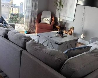 Cozy and Quiet Lakefront Cottage on Huyck Lake - Coldwater - Living room