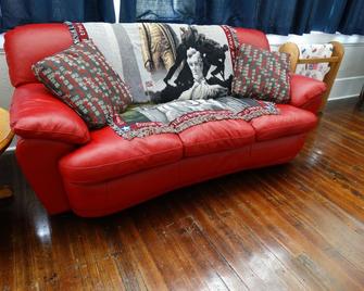 Davie School Inn - Anna - Living room
