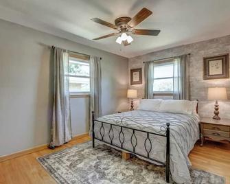Wonderful Family Home Across from Park - Cudahy - Habitación