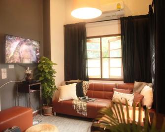 Lost And Found Bed And Breakfast - Bangkok - Living room