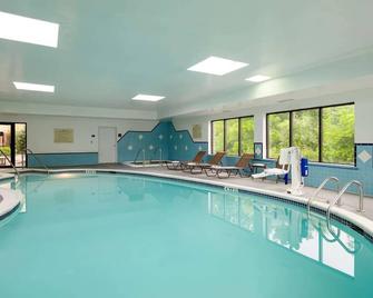 Danville Delight: Cozy Stay with Complimentary Breakfast & Free WiFi - Danville - Piscina
