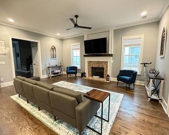 Beautiful Masters Rental Quiet Neighborhood - Evans - Living room