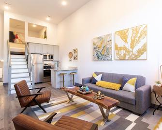 Charming Tiny House W/ Free Parking - Birmingham - Living room