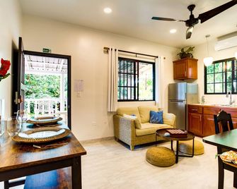 The Sea Glass Inn - Placencia - Salon