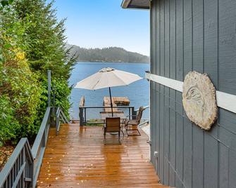 Lakefront retreat with kayaks, canoe, game tables, children's items, and W/D - McCleary - Balcony
