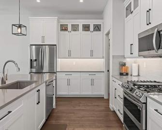 Beautiful Brand New Duplex on the Ridge - Private Hot Tub, Large Ski Room! - Armstrong - Kitchen