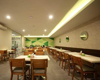 Three Eight Front One Boutique Batu Malang - Batu - Restaurante