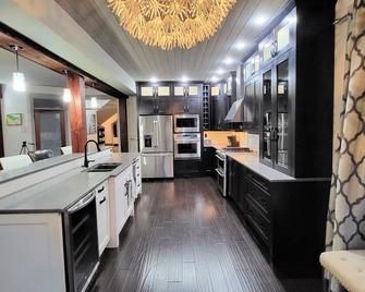 Large west coast home near the seaside - Courtenay - Kitchen