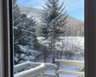 Waterfront cottage and spa - Saint-Zénon - Balcón