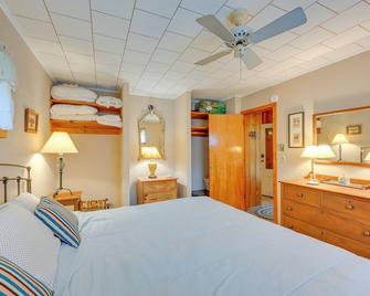 Walk to Beach Long Island Wine Country Home! - Cutchogue - Bedroom