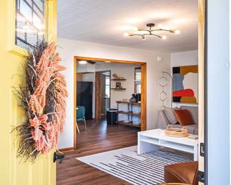 Charming, mid century home in the quaint town of Parsons, TN. - Parsons