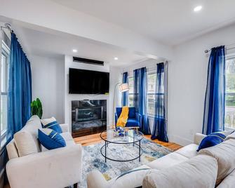 Modern Red Door Haven +5mins to Boston - Milton - Living room