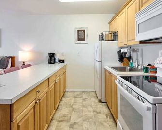 Beachy Second Floor Beachfront Suite With Full Kitchen - Sleeps 4 - Pool and Sauna - Lincoln City - Køkken