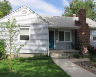 Cozy Basement Suite Near Downtown (Non-Smoking) - Fort Morgan - Gebouw